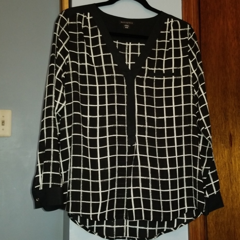 Metaphor black/white blouse